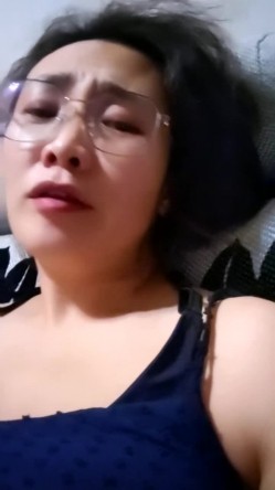 年度精品人妻，喜欢姐姐这一款的不要错过，【随便问问是谁】，超骚，风情万种，年轻时候肯定是个大美女，家中自慰，媚态万千强烈推荐 截图2