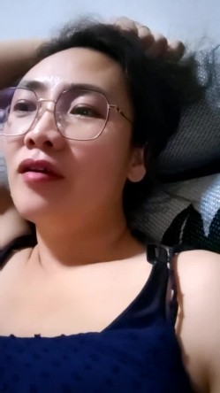 年度精品人妻，喜欢姐姐这一款的不要错过，【随便问问是谁】，超骚，风情万种，年轻时候肯定是个大美女，家中自慰，媚态万千强烈推荐 截图3