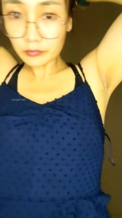 年度精品人妻，喜欢姐姐这一款的不要错过，【随便问问是谁】，超骚，风情万种，年轻时候肯定是个大美女，家中自慰，媚态万千强烈推荐 截图4