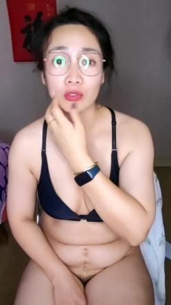 年度精品人妻，喜欢姐姐这一款的不要错过，【随便问问是谁】，超骚，风情万种，年轻时候肯定是个大美女，家中自慰，媚态万千强烈推荐 截图7