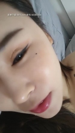风骚的少妇颜值不错露脸大黑牛插骚逼自慰呻吟，勾引外卖小哥激情啪啪，口交大鸡巴激情上位捏着奶子玩弄爆菊 截图4