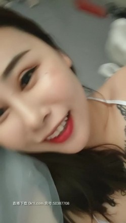 风骚的少妇颜值不错露脸大黑牛插骚逼自慰呻吟，勾引外卖小哥激情啪啪，口交大鸡巴激情上位捏着奶子玩弄爆菊 截图11