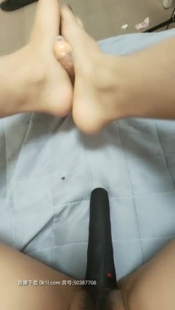 风骚的少妇颜值不错露脸大黑牛插骚逼自慰呻吟，勾引外卖小哥激情啪啪，口交大鸡巴激情上位捏着奶子玩弄爆菊 截图13