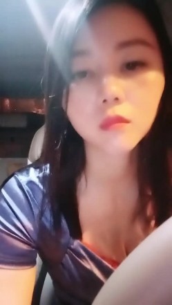 【雪儿老师】巨乳奶滴滴女司机开滴滴不为赚钱只为男人一边直播一边勾引醉酒乘客服务一流专门喂乘客壮阳药 截图5