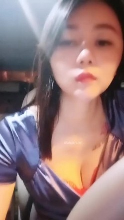【雪儿老师】巨乳奶滴滴女司机开滴滴不为赚钱只为男人一边直播一边勾引醉酒乘客服务一流专门喂乘客壮阳药 截图6