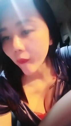 【雪儿老师】巨乳奶滴滴女司机开滴滴不为赚钱只为男人一边直播一边勾引醉酒乘客服务一流专门喂乘客壮阳药 截图7