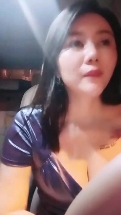 【雪儿老师】巨乳奶滴滴女司机开滴滴不为赚钱只为男人一边直播一边勾引醉酒乘客服务一流专门喂乘客壮阳药 截图10