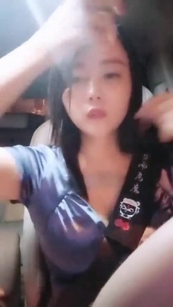 【雪儿老师】巨乳奶滴滴女司机开滴滴不为赚钱只为男人一边直播一边勾引醉酒乘客服务一流专门喂乘客壮阳药 截图11