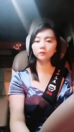 【雪儿老师】巨乳奶滴滴女司机开滴滴不为赚钱只为男人一边直播一边勾引醉酒乘客服务一流专门喂乘客壮阳药 截图15