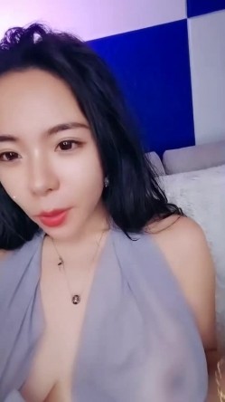 颜值骚少妇【猫九】一个有性瘾的女人，大尺度掰逼给狼友打飞机，自慰潮喷喷到天花板，绝对精彩 截图3