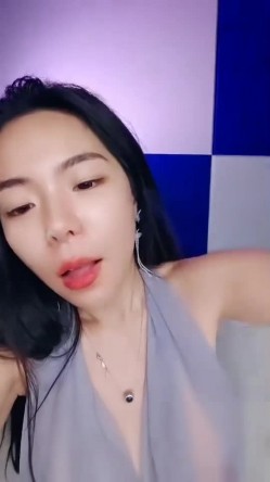 颜值骚少妇【猫九】一个有性瘾的女人，大尺度掰逼给狼友打飞机，自慰潮喷喷到天花板，绝对精彩 截图11