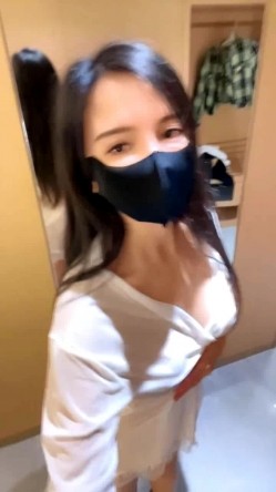 黑丝高跟露脸风骚小少妇一个人在宾馆发骚，揉奶玩逼掰开给狼友看特写，道具抽插骚逼把自己搞尿精彩不要 截图8