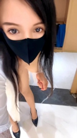 黑丝高跟露脸风骚小少妇一个人在宾馆发骚，揉奶玩逼掰开给狼友看特写，道具抽插骚逼把自己搞尿精彩不要 截图12
