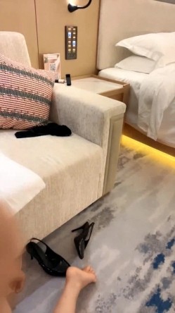 黑丝高跟露脸风骚小少妇一个人在宾馆发骚，揉奶玩逼掰开给狼友看特写，道具抽插骚逼把自己搞尿精彩不要 截图15