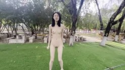 西蒙工作室-濑濑-苗条文静眼镜美少女各种户外场景大胆露出，天桥，江边，公园里，在人来人往的地方全裸露出，好刺激，差点被发现了~ 截图15