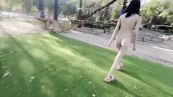 西蒙工作室-濑濑-苗条文静眼镜美少女各种户外场景大胆露出，天桥，江边，公园里，在人来人往的地方全裸露出，好刺激，差点被发现了~ 截图16