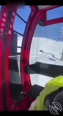 【网曝热门事件 ️抖音热瓜】新疆阿勒泰雪圈滑雪教练和女学员黄绿AK缆车上口爆啪啪私拍流出 酒店探讨滑雪技术与心得 截图1