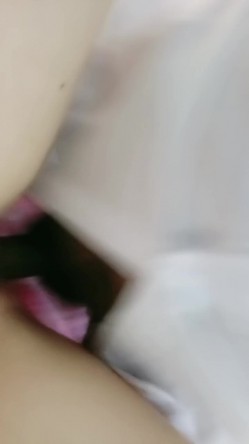 甜美妹子被大黑屌爆操，传教士一顿操，做完以后蛮享受的笑了 截图1