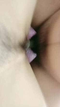 甜美妹子被大黑屌爆操，传教士一顿操，做完以后蛮享受的笑了 截图4