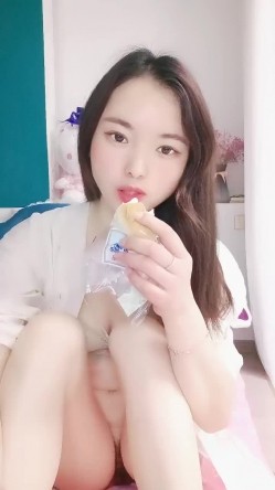 甜美妹子被大黑屌爆操，传教士一顿操，做完以后蛮享受的笑了 截图6