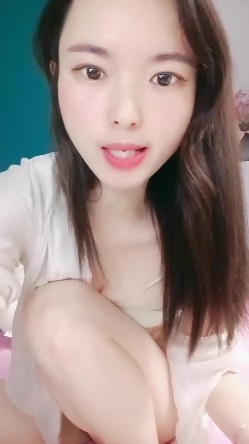 甜美妹子被大黑屌爆操，传教士一顿操，做完以后蛮享受的笑了 截图7