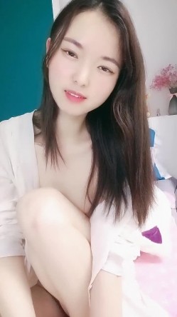 甜美妹子被大黑屌爆操，传教士一顿操，做完以后蛮享受的笑了 截图8