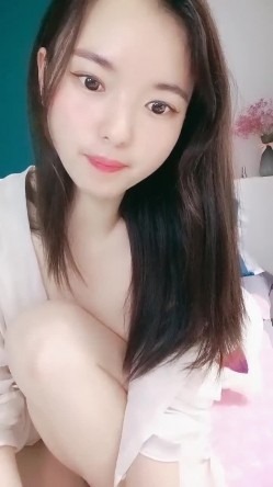 甜美妹子被大黑屌爆操，传教士一顿操，做完以后蛮享受的笑了 截图9