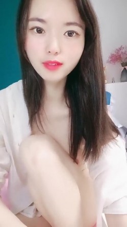 甜美妹子被大黑屌爆操，传教士一顿操，做完以后蛮享受的笑了 截图11