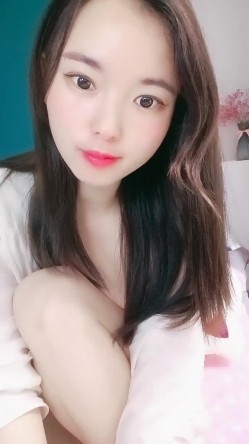 甜美妹子被大黑屌爆操，传教士一顿操，做完以后蛮享受的笑了 截图12