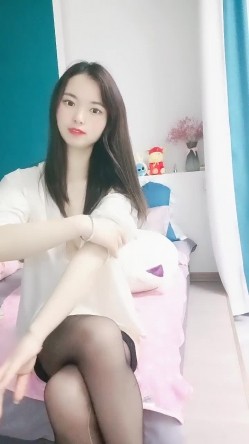 甜美妹子被大黑屌爆操，传教士一顿操，做完以后蛮享受的笑了 截图14