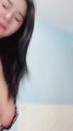 爱唱歌的纯天然巨乳女神【妃妃宝贝】堪比两个大西瓜自己吃奶简直馋死人了喜欢大奶子的千万不要错过 截图12