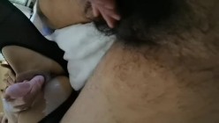 43岁的魅力熟女，两人一块比赛，被阿姨喷了一肚子淫水，热乎乎的，’爽吗，宝贝，我又要高潮了，你咋还没射呀‘。搞笑到死！ 截图1