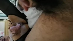 43岁的魅力熟女，两人一块比赛，被阿姨喷了一肚子淫水，热乎乎的，’爽吗，宝贝，我又要高潮了，你咋还没射呀‘。搞笑到死！ 截图2