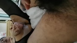43岁的魅力熟女，两人一块比赛，被阿姨喷了一肚子淫水，热乎乎的，’爽吗，宝贝，我又要高潮了，你咋还没射呀‘。搞笑到死！ 截图3
