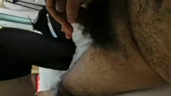 43岁的魅力熟女，两人一块比赛，被阿姨喷了一肚子淫水，热乎乎的，’爽吗，宝贝，我又要高潮了，你咋还没射呀‘。搞笑到死！ 截图10