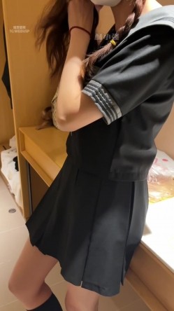 【丝足狂喜】推特28万粉丝国产原创丝袜足交博主「酥小强」付费私拍 线下专约素人模特足交抚摸调情 截图1