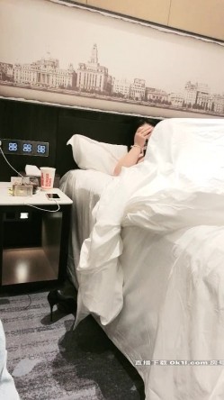 大奶牛玩群P 耐操的大屁股嘴里叼鸡巴骚逼让人干 截图1