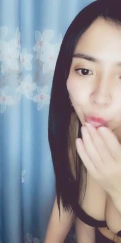 颜值很高的黑丝女神露脸和面具男啪啪，女神的口活让我欲罢不能，就喜欢她给舔鸡巴玩69.风骚的上位呻吟不断 截图2