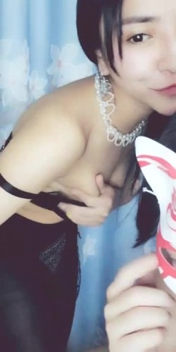 颜值很高的黑丝女神露脸和面具男啪啪，女神的口活让我欲罢不能，就喜欢她给舔鸡巴玩69.风骚的上位呻吟不断 截图3