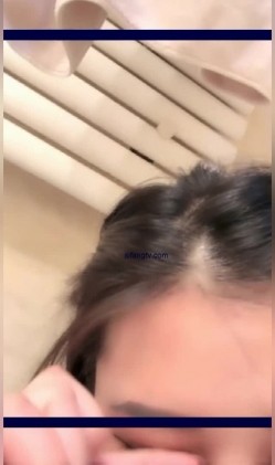 极品高颜值网红【可爱多多】空姐制服，情趣肚兜，黑丝情趣，勾搭足浴师啪啪，捆绑，特写灌满精液鲍鱼 截图3
