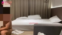探花【卡尔】 今天约了一个身材比例特别好的妹子葫芦身腰细胸大腿长妹子还特别温柔白虎小穴各种姿势压腿猛干 截图16