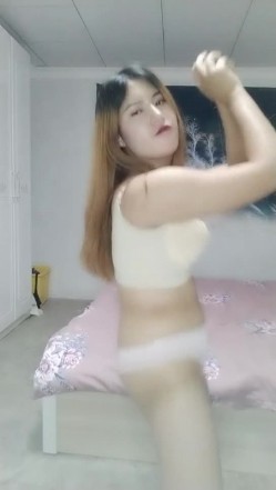 快手 成都的寂寞夜场女 ·英子不有点甜 · 身姿扭起来骚的不行不行，坐断你的屌，黄瓜自慰 截图2