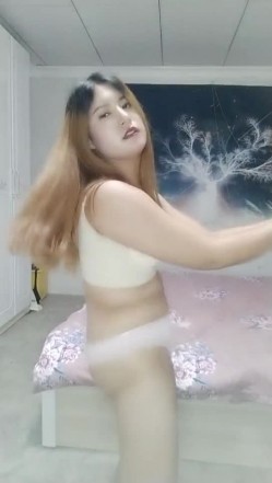 快手 成都的寂寞夜场女 ·英子不有点甜 · 身姿扭起来骚的不行不行，坐断你的屌，黄瓜自慰 截图10