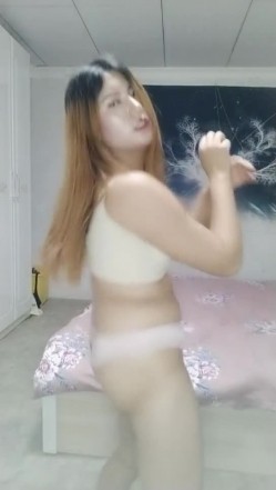 快手 成都的寂寞夜场女 ·英子不有点甜 · 身姿扭起来骚的不行不行，坐断你的屌，黄瓜自慰 截图15