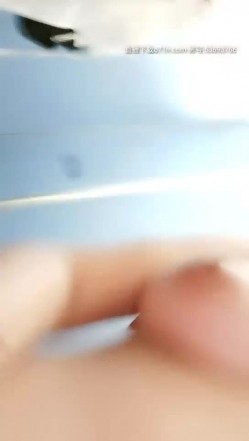 你的可儿丰满大奶妹子和炮友厕所啪啪，深喉口交站立后人抽插从下往上视角 截图2