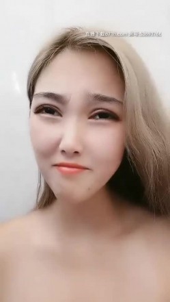 你的可儿丰满大奶妹子和炮友厕所啪啪，深喉口交站立后人抽插从下往上视角 截图15