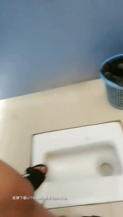 你的可儿丰满大奶妹子和炮友厕所啪啪，深喉口交站立后人抽插从下往上视角 截图16
