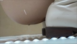 美女如云服装城女厕，全方位脸逼同框偸拍多位美眉方便，迷之操作的小姐姐揪阴毛 截图3