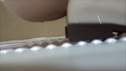 美女如云服装城女厕，全方位脸逼同框偸拍多位美眉方便，迷之操作的小姐姐揪阴毛 截图4