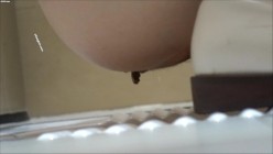 美女如云服装城女厕，全方位脸逼同框偸拍多位美眉方便，迷之操作的小姐姐揪阴毛 截图5